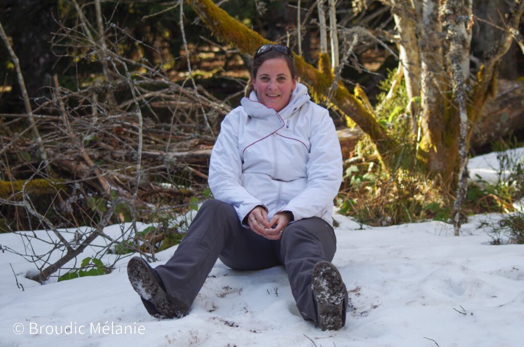 Assise dans la neige