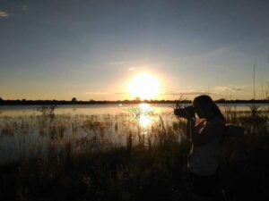 Coucher de soleil sur le lac avec une personne qui prend une photo