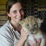 Mélanie qui tient un lionceau dans ses bras