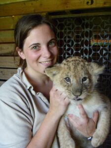 Mélanie qui tient un lionceau dans ses bras