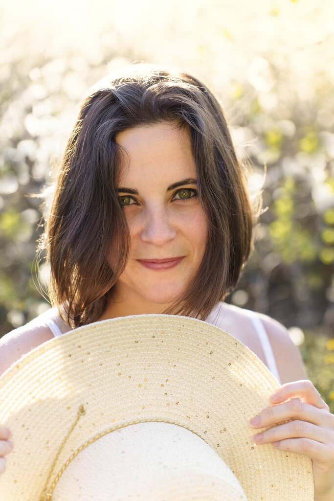 Portrait de face Mélanie avec un chapeau