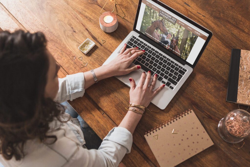 Bureau avec une personne qui travaille
