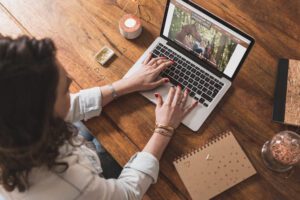 Bureau avec une personne qui travaille