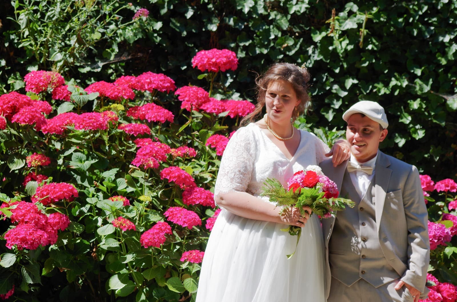 Séance "entre amoureux" couple à leur mariage qui se tiennent devant les hortensias