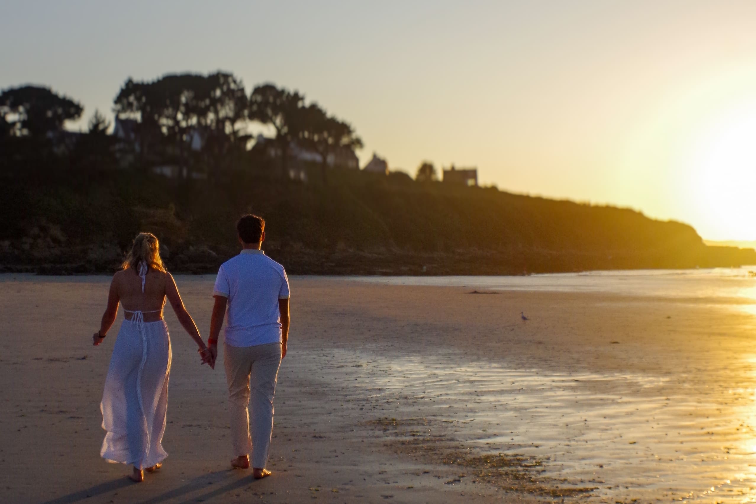 Deux amoureux qui se promène sur la plage lors d'une séance photo "entre amoureux"