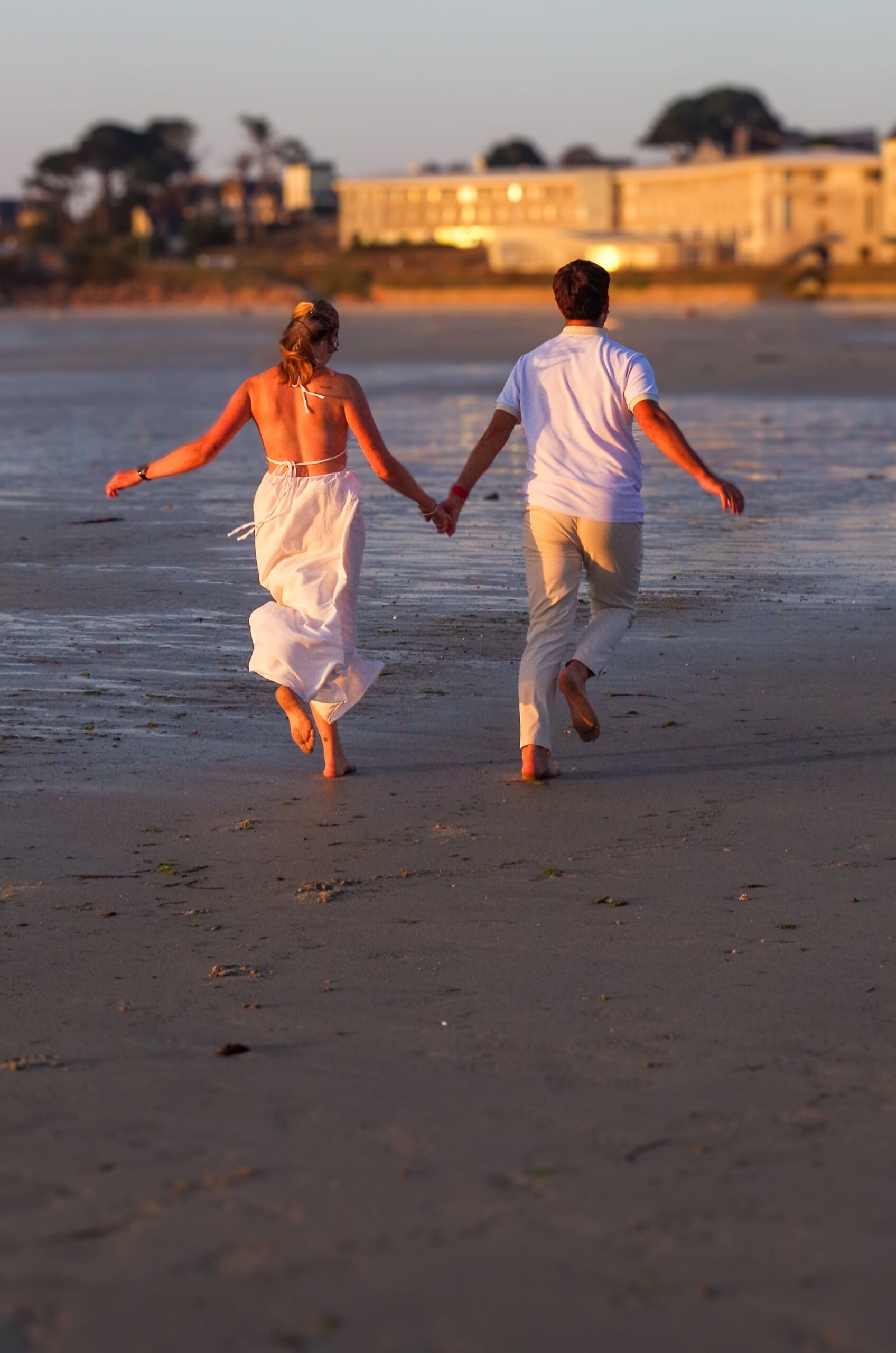 Séance photo "Entre amoureux" le couple qui cours sur la plage